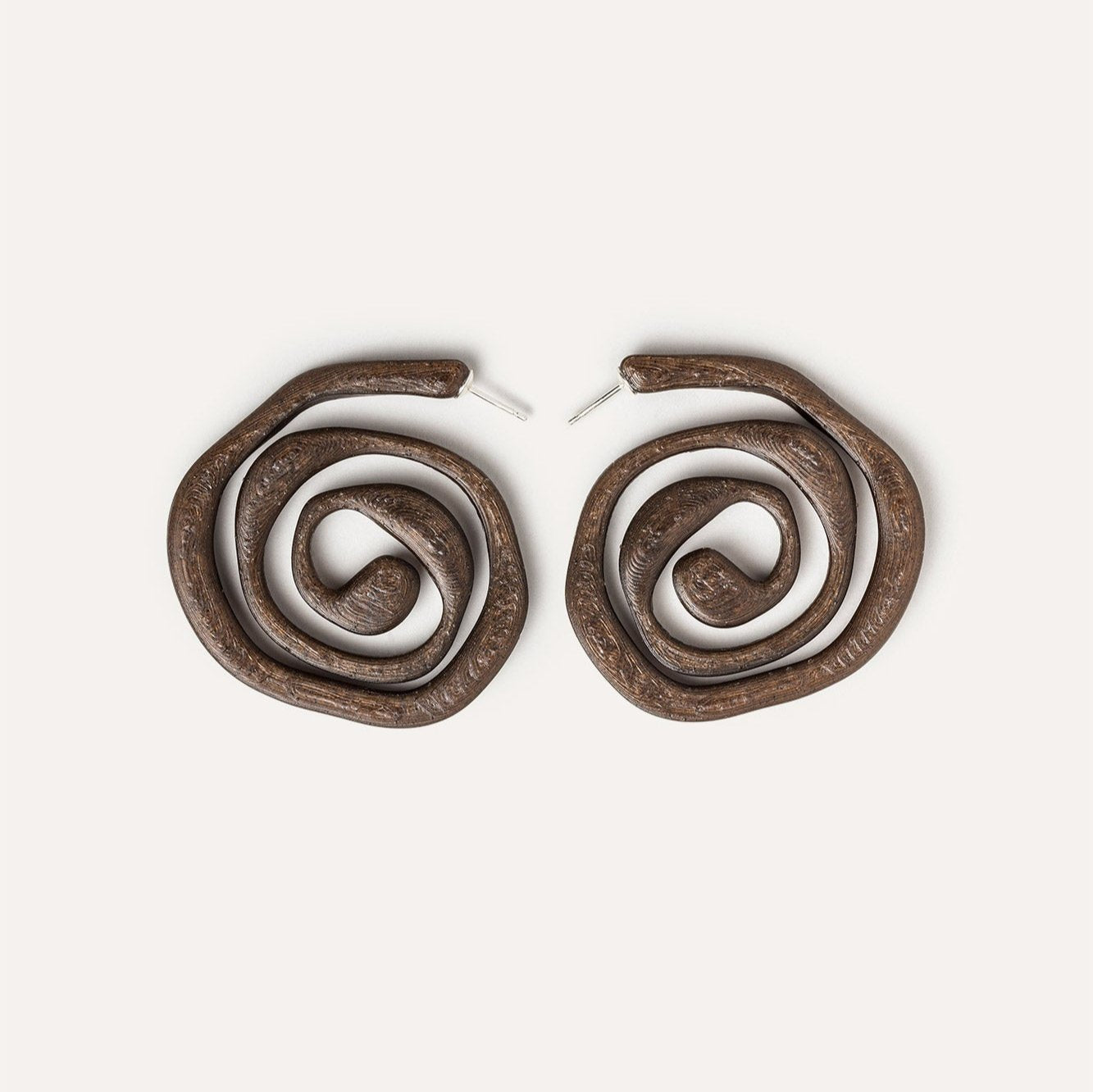 Pendientes en espiral marrones en filamento de café