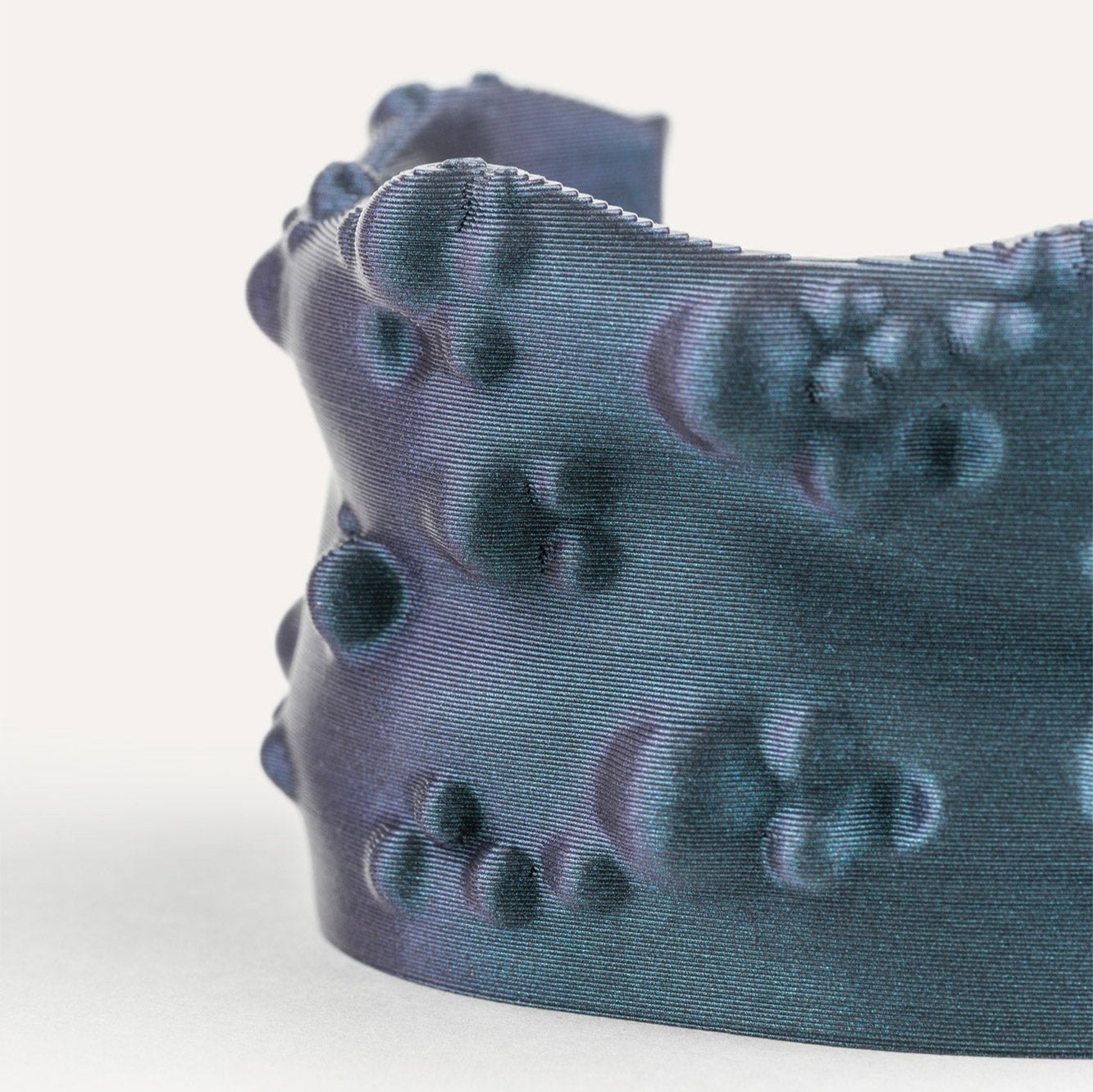 DARK_BLUE_ORGANIC_IRISADE_VEGAN_BRACELET_3D_DETAIL