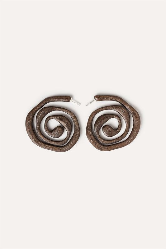 Pendientes en espiral marrones en filamento de café